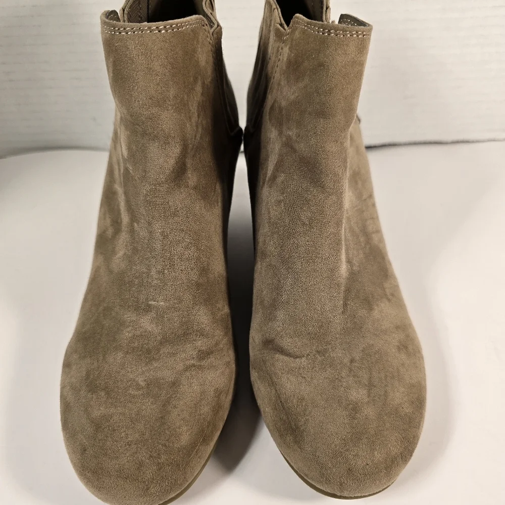 Dolce Vita Boots Womens 8 Dolcetta Kimmy Ankle‎ Bootie Brown Suede Pull On Wedge